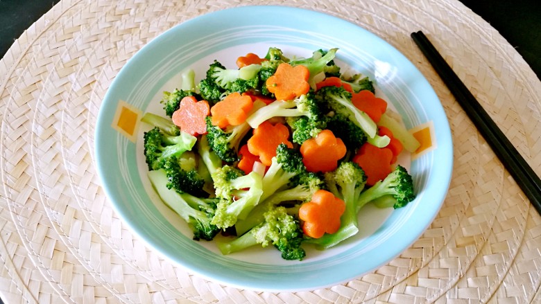 西兰花炒胡萝卜,炎热的夏天胃口大开。