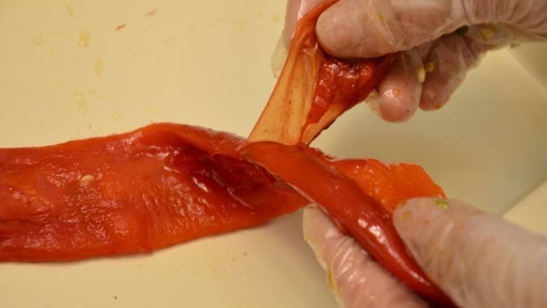 擂辣椒皮蛋 新手家常菜,辣椒烤好出炉，带上手套趁热把辣椒飞起的皮去掉。