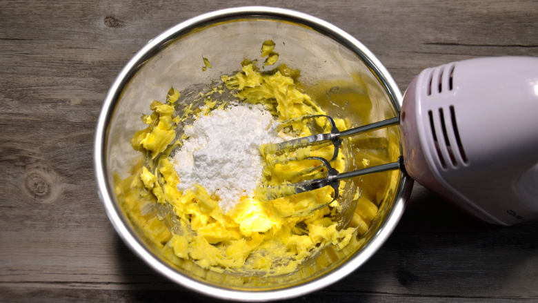 果酱香酥曲奇, 将黄油用电动打蛋器打散后加入糖粉，继续打发至体积蓬松有纹路。