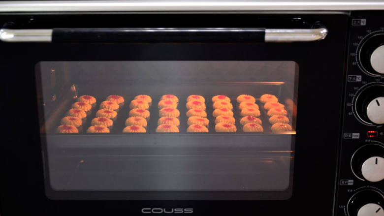 果酱香酥曲奇,烤箱，选择上火180度，下火160度，时间设定20分钟，预热后放入中层烘烤。