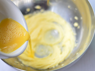 蜜汁樱桃挞,分2-3次加入蛋液，每次用打蛋器打匀后再加入下一次的蛋液