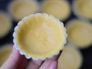 蜜汁樱桃挞,取一小块面团，按压在菊花模上，去掉多余的面团