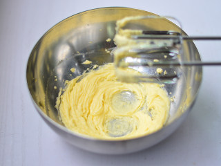 蜜汁樱桃挞,用打蛋器搅打均匀（低速将黄油和糖粉打匀即可，不用打发