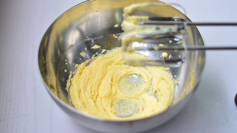 蜜汁樱桃挞,用打蛋器搅打均匀（低速将黄油和糖粉打匀即可，不用打发