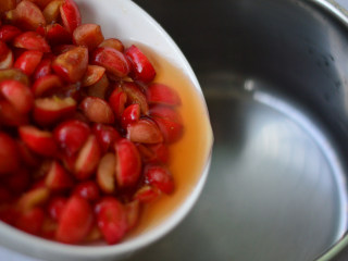 蜜汁樱桃挞,再来处理樱桃。将腌制出的樱桃汁倒入锅中