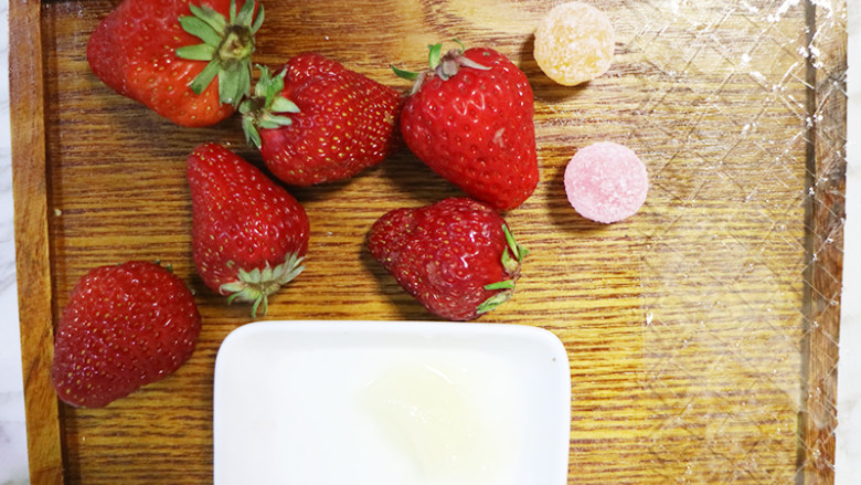 美丽甜品水晶草莓冻,准备食材