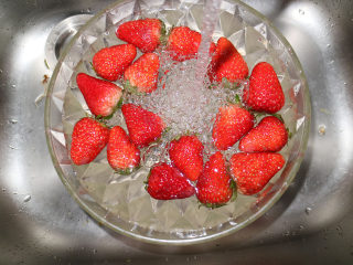 美丽甜品水晶草莓冻,将草莓在清水里泡5分钟，然后倒掉。重新换上清水，放入一小勺盐，再泡5分钟左右，祛除草莓上的农药。