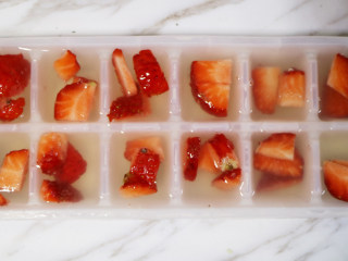 美丽甜品水晶草莓冻,放入冰箱冷藏5个小时，直到凝固即可。