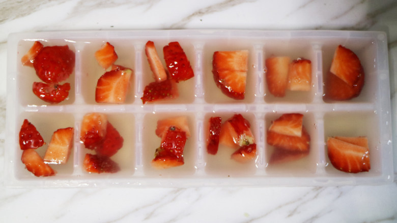美丽甜品水晶草莓冻,放入冰箱冷藏5个小时，直到凝固即可。
