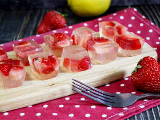 美丽甜品水晶草莓冻,款充满诱惑的美丽甜品做好喽,快来品尝吧！