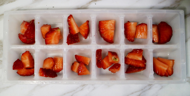 美丽甜品水晶草莓冻,将草莓横切成小块，铺在模具的底部，再将草莓切成丁，铺在草莓片上面。