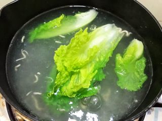 极致简单而美味的头抽蚝油捞面,用煮面的水把生菜烫熟