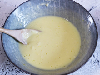 营养丰富的健康早餐之鸡蛋松饼,将面粉和淀粉混合粉倒入鸡蛋容器中进行搅拌，观察面糊要呈流动性状态。