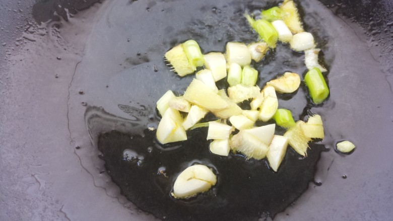 清蒸肉小白菜汤,然后锅里热油，把葱姜蒜爆香。