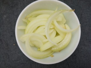 鱿鱼铁板烧,然后把洋葱切成条状。