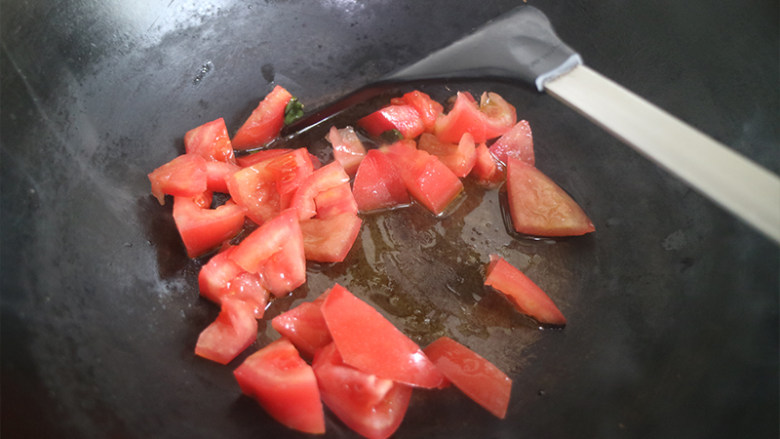 鲜美爽滑的龙利鱼番茄豆腐汤,炒锅放入适量葵花籽油，先爆香蒜瓣，加入番茄丁煸炒出水，然后加入适量热水煮至熟烂。