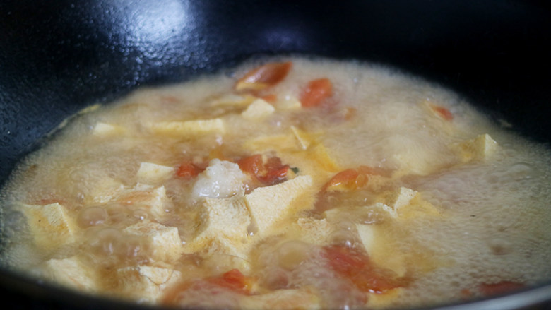 鲜美爽滑的龙利鱼番茄豆腐汤,龙利鱼和番茄混在一起再加入豆腐进行熬煮，超鲜嫩的哦。