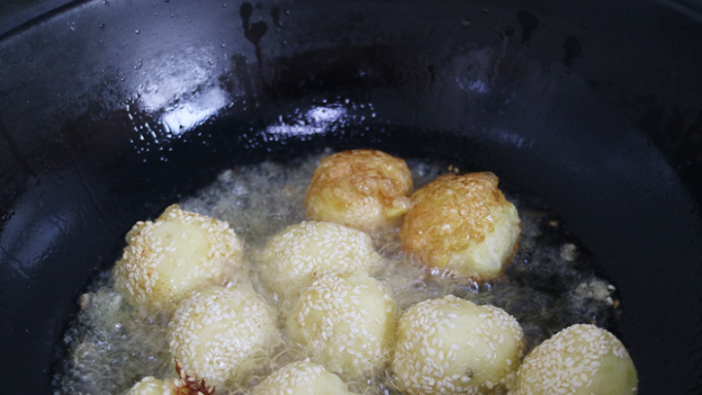 黄金土豆芝士球,锅里放入适量葵花籽烧到五成热，下入土豆球炸至金黄出锅控油。