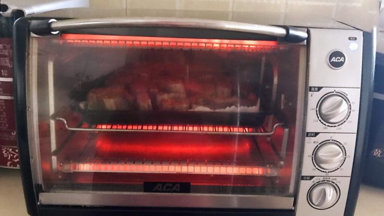 烤香辣鳕鱼,把烤盘放入烤箱里，上下火220W，烤制20分钟