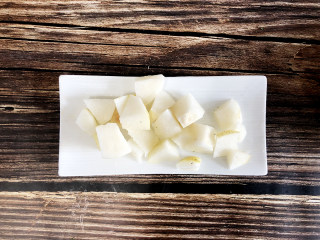 冰糖银耳炖梨,将山梨净，削掉外皮，再用刀切成小块。
