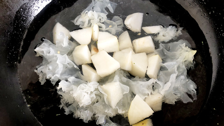 冰糖银耳炖梨,将梨块放到银耳锅中继续煮熟。
