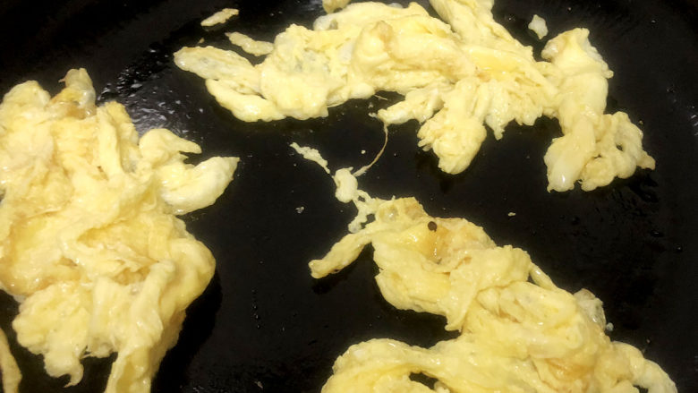 家常蛋包饭,将<a style='color:red;display:inline-block;' href='/shicai/ 9'>鸡蛋</a>用手动打蛋器打散后，放入热油的平底锅中煎熟。