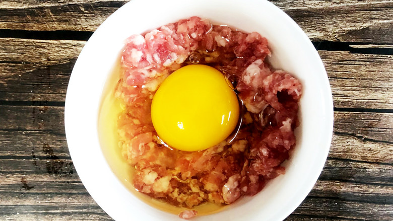 营养美味的冬瓜丸子汤,肉馅中打入一个鸡蛋，朝着一个方向搅拌到上劲。