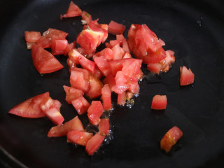 番茄炒菜花,热锅，倒入适量的葵花籽油，倒入蒜蓉爆香，再放入番茄块继续翻炒片刻。