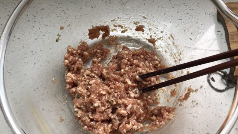 猪油韭菜苔木耳馅饺子,以上所有的调料都放进去然后顺时针打肉馅觉得肉馅干可以加点水再打然后腌制20分钟。