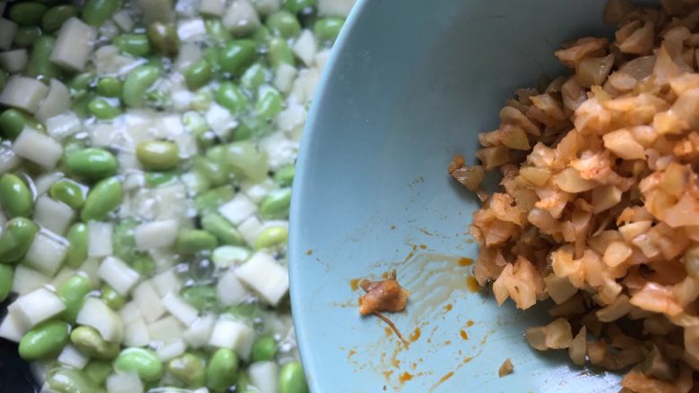 榨菜红肠茭白炒毛豆,3.4分钟后转中火，下榨菜