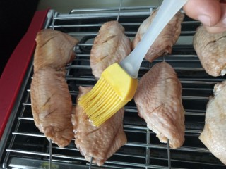 蜜汁柠檬烤翅,刷在鸡翅上