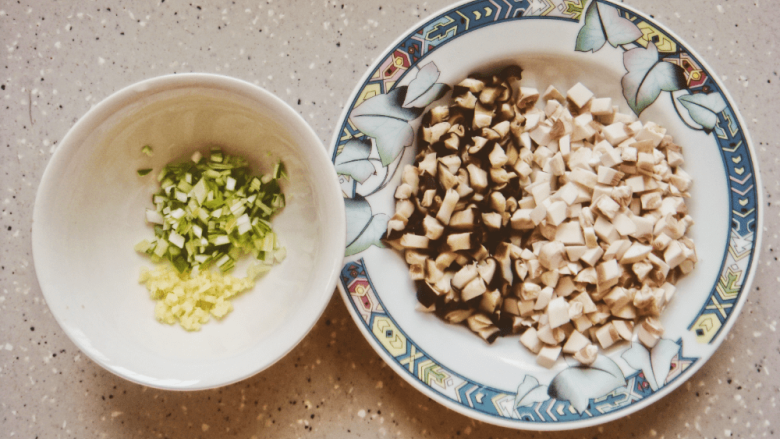 自制蘑菇酱,将蘑菇切成小丁，葱姜切成葱姜米备用。