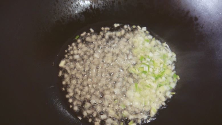 自制蘑菇酱,锅中倒入适量的油，将葱姜爆香。