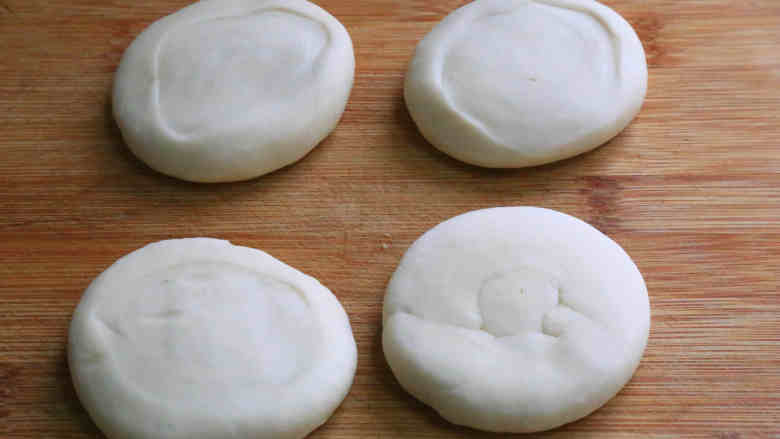 蔬菜卷饼,面团醒发好后分成4份等重的，按压成扁圆的形状。在其中两个面饼上刷一层色拉油。