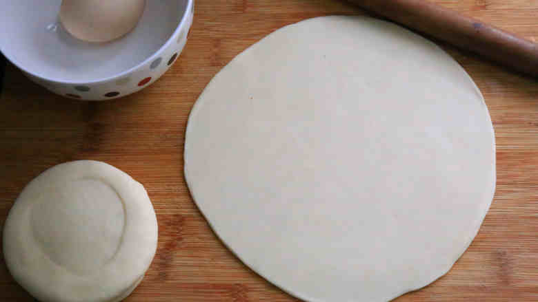 蔬菜卷饼,将面饼擀成薄而圆的饼皮。薄而不透最好。