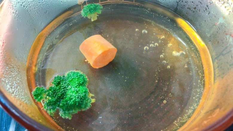 【宝宝辅食】鲜虾藜麦蔬菜粥,另起锅，水烧开后放入西蓝花和胡萝卜焯水，西蓝花1分钟后捞出，胡萝卜继续焯水3分钟
