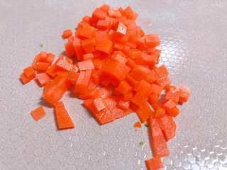 【宝宝辅食】鲜虾藜麦蔬菜粥,胡萝卜切成小丁，如果是更小的宝宝，可以把胡萝卜擦成细碎