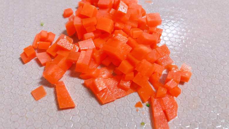 【宝宝辅食】鲜虾藜麦蔬菜粥,胡萝卜切成小丁，如果是更小的宝宝，可以把胡萝卜擦成细碎