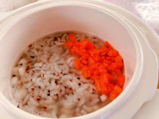 【宝宝辅食】鲜虾藜麦蔬菜粥,继续放入胡萝卜碎，继续熬制30分钟