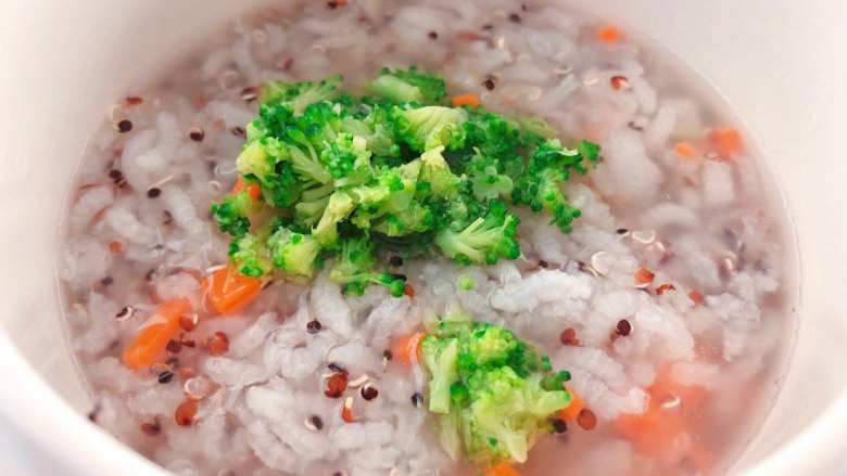 【宝宝辅食】鲜虾藜麦蔬菜粥,临出锅前放入西蓝花碎，再熬制1分钟就可以啦
