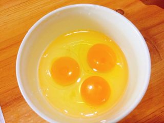 滑嫩虾仁鸡蛋羹,3枚鸡蛋，打入碗里