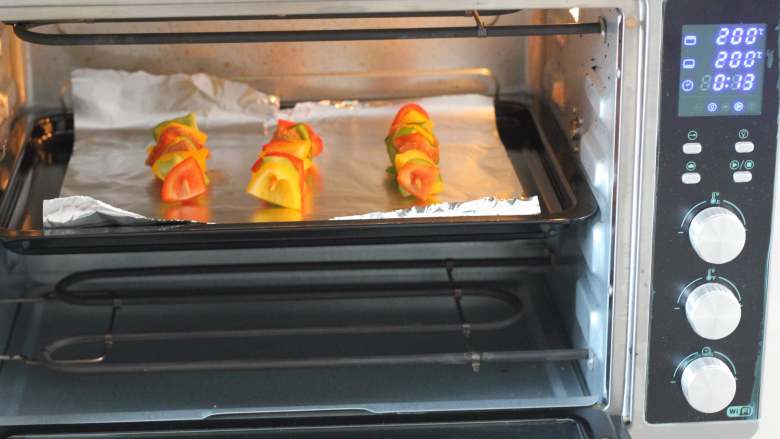 沙茶彩椒鸡肉串,烤箱预热200度！放沙茶鸡肉串烤15分钟左右