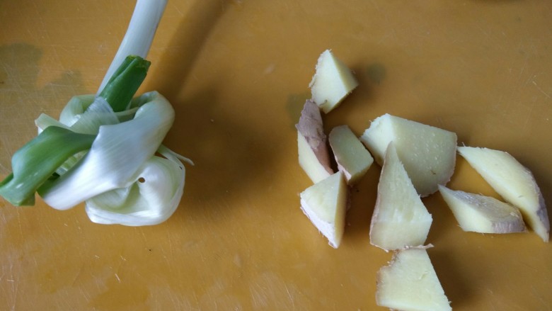 红烧土豆排骨,葱打结了，姜切小块，更容易释放味道