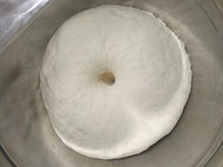 寿桃豆沙包,先将酵母和温水混合一起静置3分钟，然后面粉里加入糖、猪油、玉米淀粉，混合好后倒入酵母水，搅拌成絮状，揉成光滑的面团，盖上保鲜膜发酵至原来的1.5倍或2倍大。手指蘸点干面粉，往面团中戳个洞，如果面团不回弹，不回缩就说明发酵好了。