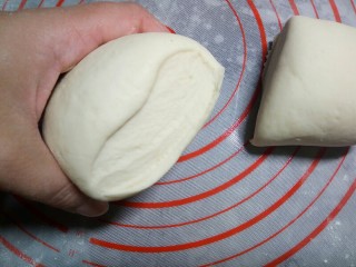 寿桃豆沙包,将发酵好的面团进行彻底排气，直到切开面团，横截面没有气孔的状态就说明排气彻底了。