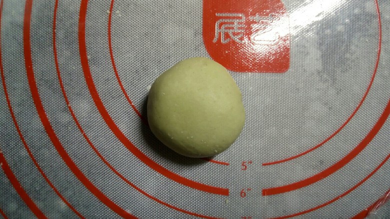 寿桃豆沙包,取30克的白色面团，加入抹茶粉揉成颜色均匀的绿色面团。