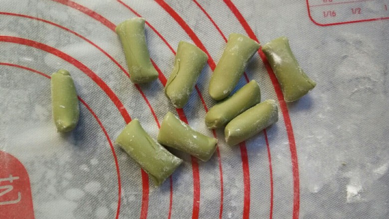 寿桃豆沙包,将绿色面团揉成条状，然后切割为9等份。