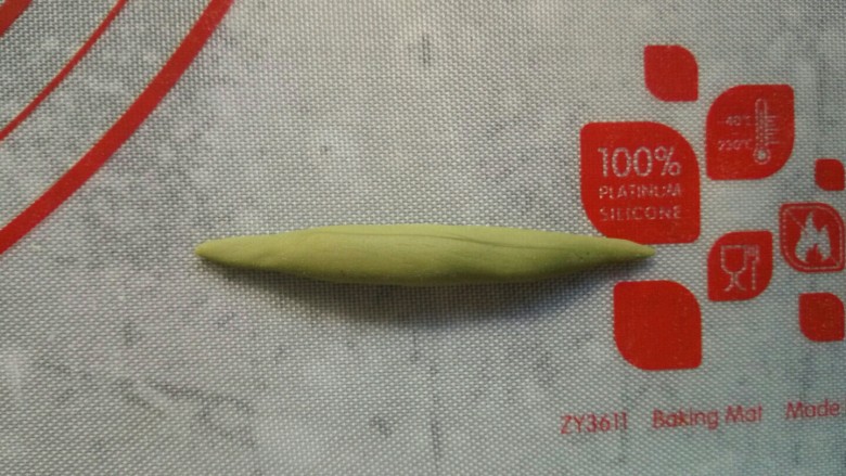 寿桃豆沙包,取其中一个揉成两头尖，中间厚的梭形。