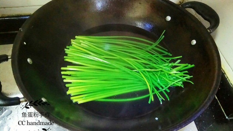 苍蝇头,韭菜心洗干净切掉头尾，锅里烧开水。把韭菜心放进锅里焯水，大概30秒后捞出，这样会令韭菜心保持青绿，不会发黄。