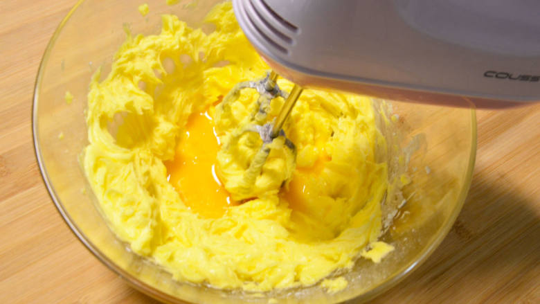 抹茶曲奇,分次加入蛋液，搅拌均匀，黄油打发至蓬松有明显纹路。